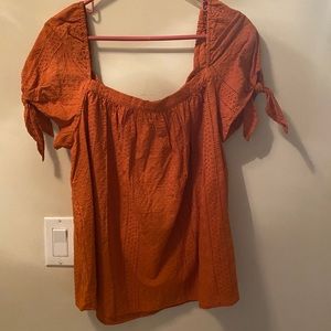 NWT Womens size XL top. Can be on or off shoulder